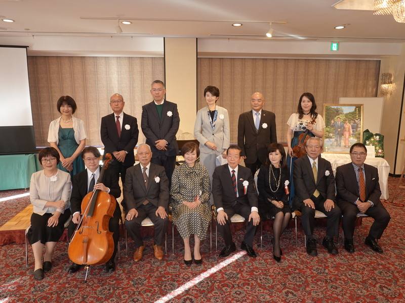 駐日代表謝長廷（前排中）8日將台灣藝術家邱貴描繪日本前首相安倍晉三與夫人安倍昭惠身影的油畫贈給安倍昭惠（前排左4）。儀式上還舉辦演奏會，溫馨感人。