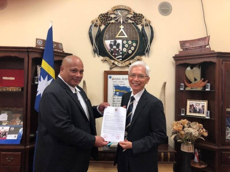 周進發（右）2014到2019年擔任駐諾魯大使，對諾魯政情熟悉。圖為2019年周進發與時任諾魯國會議長布爾曼（左）合影。（圖取自駐諾魯大使館網頁taiwanembassy.org）