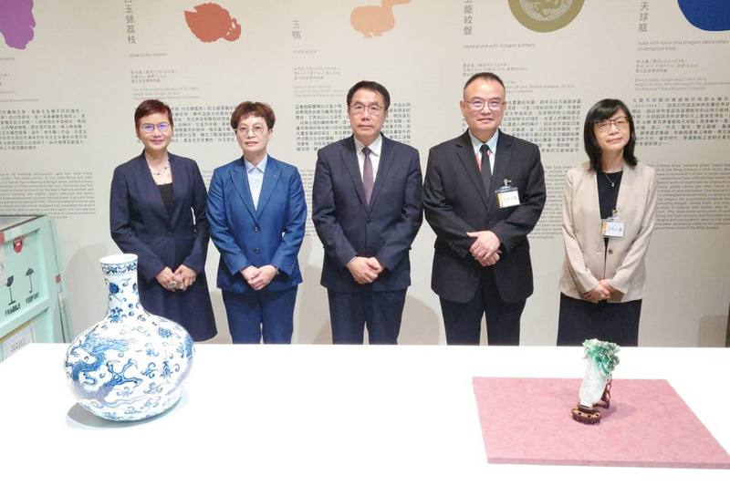 國立故宮博物院15件國寶將於16日起在台南市美術館展出，台南市長黃偉哲（中）與故宮院長蕭宗煌（右2）等人11日出席在南美館舉行的文物開箱見面會。