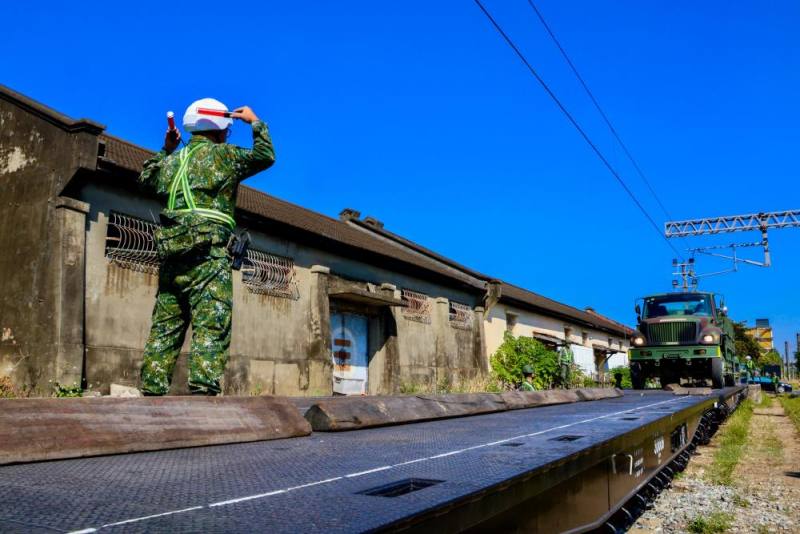 陸軍機步第234旅執行「鐵運裝載」移防作業。（陸軍第十軍團提供）