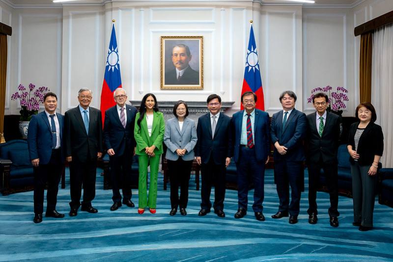 總統與「世界醫師會阿爾柯德瑪妮會長等領袖訪台團」合影