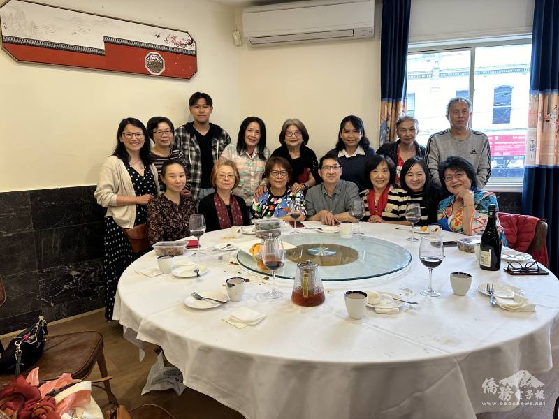 墨爾本史賓威中華公學歲末餐會，與會者開心合照。