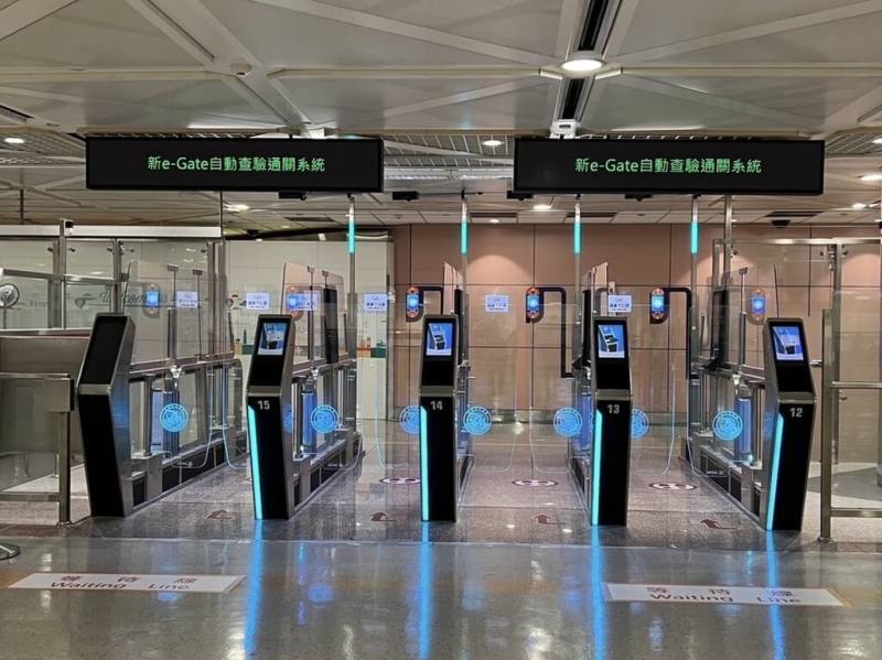 內政部移民署11日表示，將更新桃園國際機場e-Gate系統，新型第4代導入迅捷生物特徵辨識機制，預期農曆年前完成建置並展開試營運，圖為第3代e-Gate。（移民署提供）