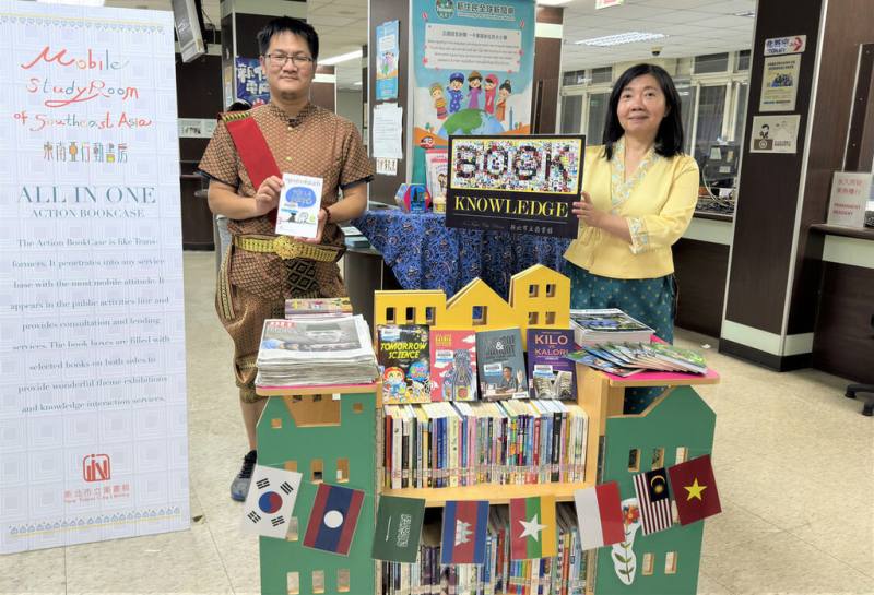 新北市立圖書館為歡慶「國際移民日」，特別由中和分館推出東南亞行動書房快閃服務，送書香至移民署新北市服務站，讓新住民朋友到站洽辦事務時，現場就能立即辦理借書證與借閱圖書。（新北市圖提供）