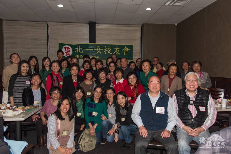 波士頓北一女、政大、建中三校校友全體合影 (龍熙皓提供)