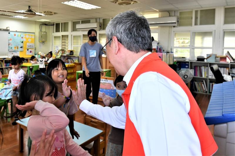 行政院長陳建仁視察臺東縣蘭嶼鄉椰油國民小學