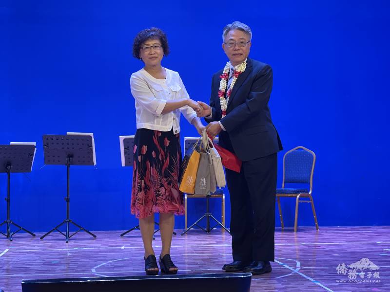 錢降珠（左）代表國立臺灣交響樂團贈送伴手禮予楊登仕（右）