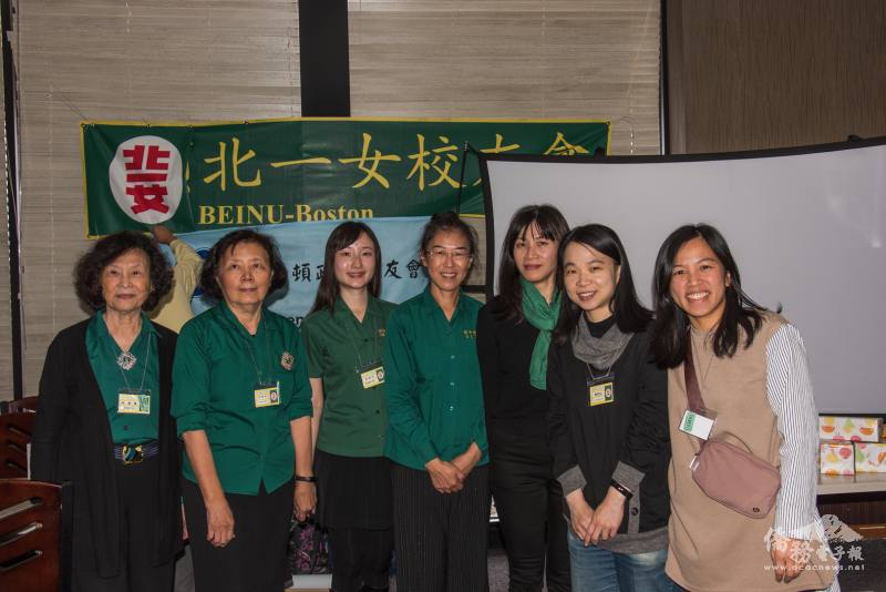 (自左至右) 北一女校友會幹部：林遊嵐、林麗珠、廖珮妤、吳杏玫、林曉嵐、魏君容、饒雨涵 (龍熙皓提供)