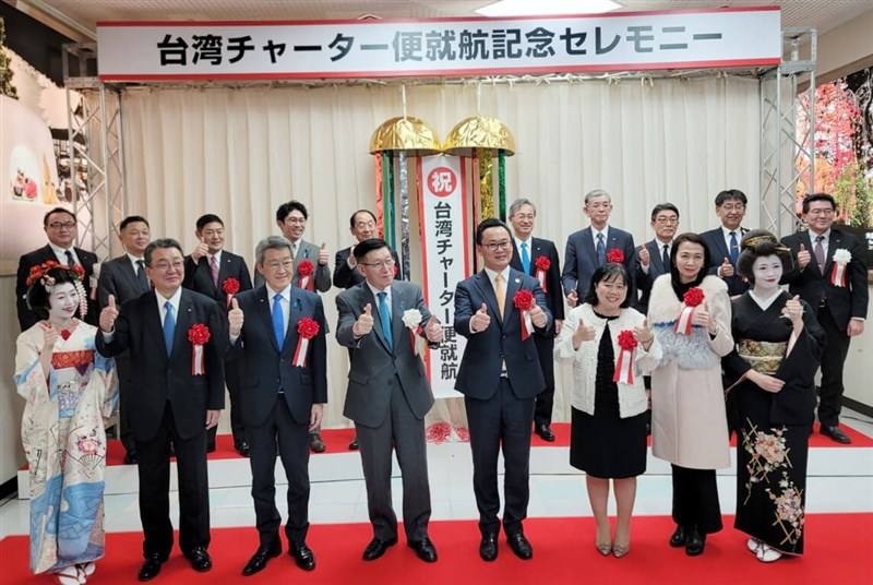 Tigerair chairman Kevin Chen (fourth right in front row) and Akita Prefecture Governor Norihisa Satake (fourth left in front row) celebrate the Tigerair's new Taoyuan-Akita route with other dignitaries Sunday. Photo courtesy of Tigerair Taiwan