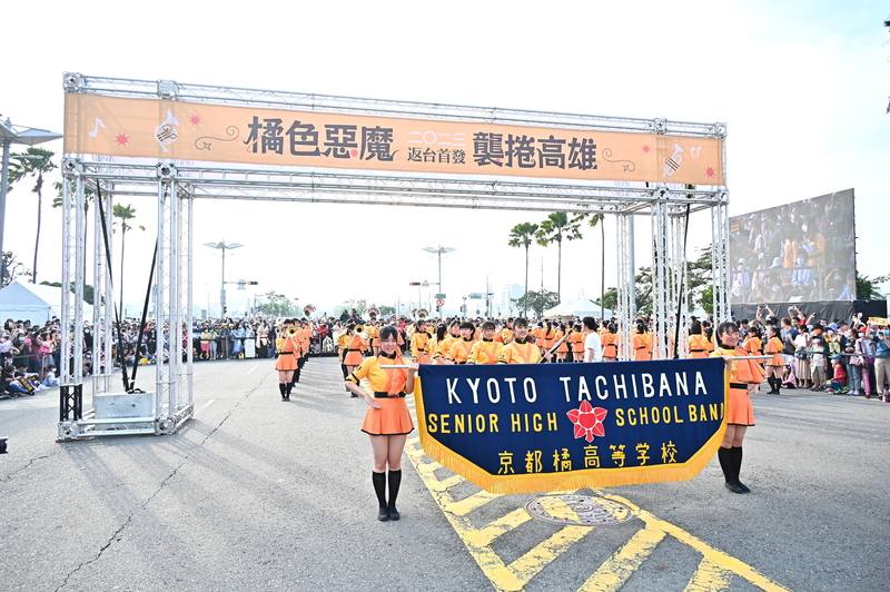 橘高校進場時以電影「歌舞青春」主題曲We're All in This Together展現奔放熱力。