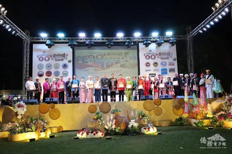 美賽各族代表同台領奬合影