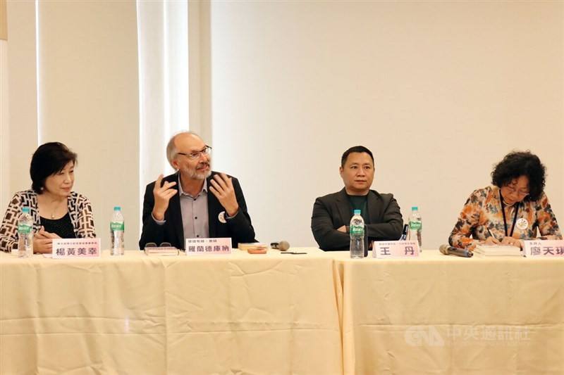 Roland Kuehne (second left), a Protestant pastor and teacher at the Rhein-Maas-Berufskolleg vocational college shares his views at Sunday's forum attended by Sino Euro Voices President Tienchi Martin-Liao (right), Chinese dissident Wang Dan (second right)