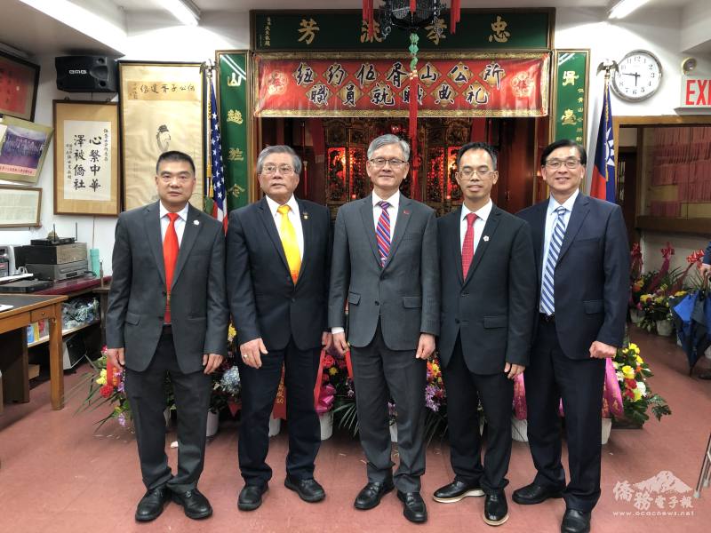 紐約伍胥山公所新屆主席伍國初(右二)、伍家明(左一)，在全美伍胥山美東總長伍堅石(右一)及駐紐約辦事處處長李光章(中)的見證下宣誓就職；左二為僑務委員伍健平
