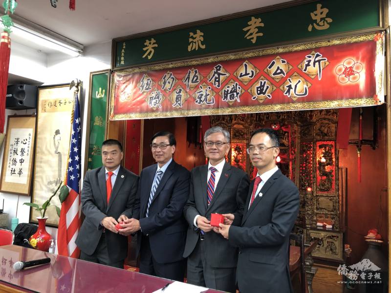 伍國初(右一)、伍家明(左一)在伍堅石(左二)及李光章(右二)的見證下承接印信、宣誓就職