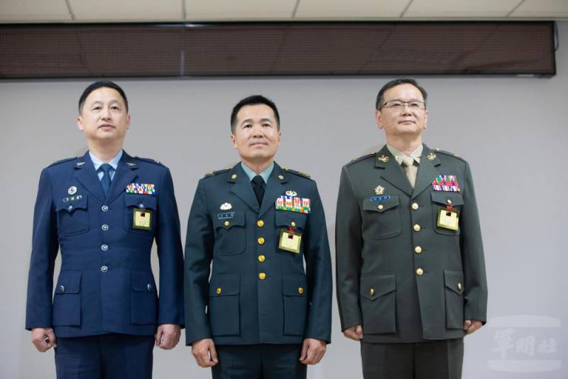 三位晉任代表受訪。（軍聞社記者呂尚俞攝）