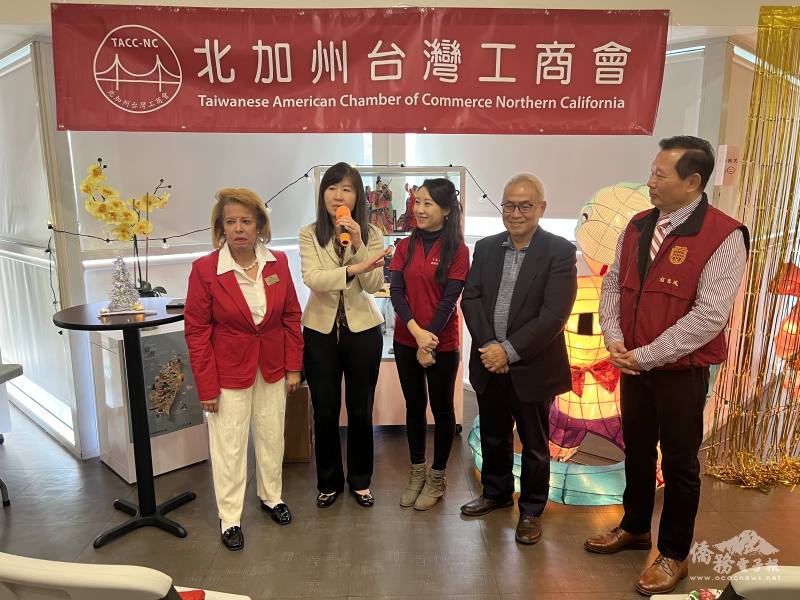 金山灣區文教中心主任莊雅淑(左二)致詞