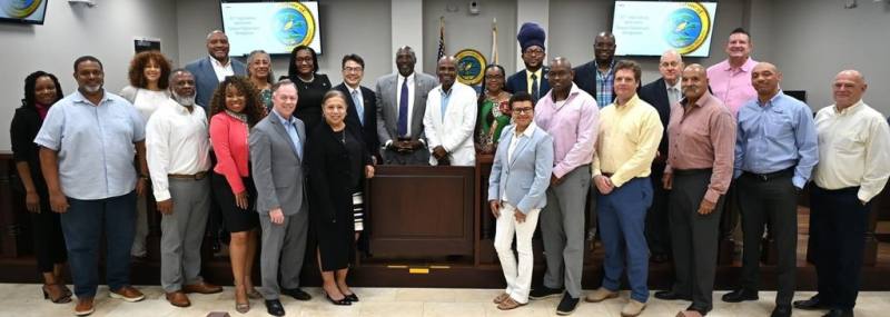 駐邁阿密辦事處處長周啟宇（後排左5）出席「2023年維島冬季高峰會」，與會代表一同合影。（邁阿密辦事處提供）