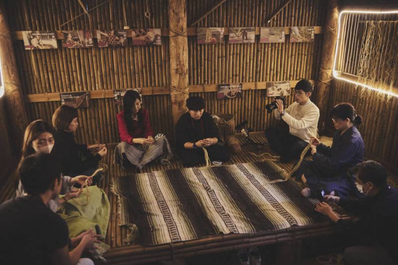 觀光署縱管處支持花蓮部落團隊以原鄉文化為內涵推出特色旅遊行程，其中「兒路創作藝術工寮」多項部落工藝及療癒體驗，帶領遊客走進銅門部落，體驗傳統工藝。（觀光署花東縱谷國家風景區管理處提供）