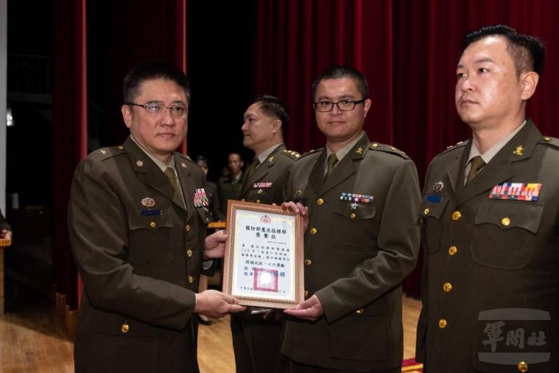 憲兵指揮部于副指揮官頒獎表揚績優單位及個人。（軍聞社記者周力行攝）