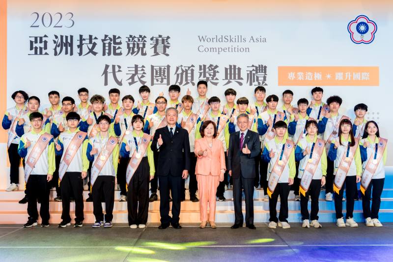 勞動部部長許銘春(中)、勞動力發展署署長蔡孟良(左5)、國際技能組織常務理事林三貴(右5)與2023亞洲技能競賽所有國手合影