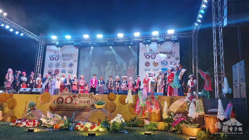 各族代表歌舞表演