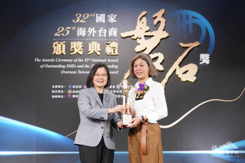 總統蔡英文頒贈獎項給泰國第一橡膠有限公司董事總經理江碧旗
