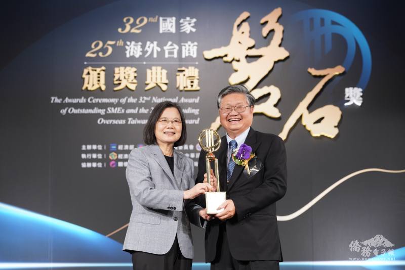 總統蔡英文頒贈獎項給美國吉星科技公司董事長王家培