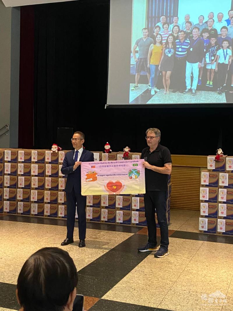 駐聖保羅辦事處處長馮光中代表致贈第一個團體