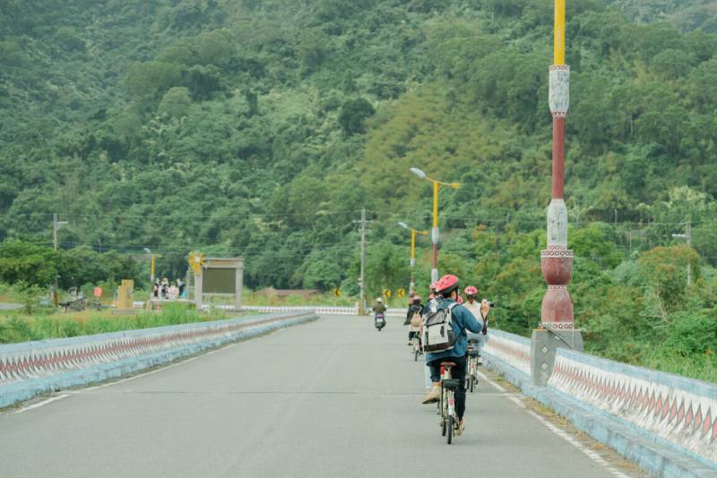 觀光署縱管處支持花蓮部落團隊以原鄉文化為內涵推出特色旅遊行程，其中花蓮玉里鎮「達娜文化分享空間」以自行車漫遊方式，帶領遊客認識玉里、卓溪。（觀光署花東縱谷國家風景區管理處提供）