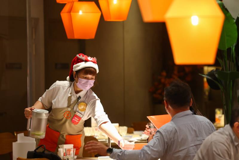 立法院12日三讀通過最低工資法，三讀條文規定，勞工與雇主議定的工資，不得低於最低工資，違反者最重可處雇主或事業單位新台幣150萬元。圖為新北市樹林區餐飲業員工工作情形。 (圖：中央社)