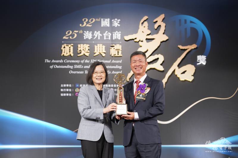 總統蔡英文頒贈獎項給環泰企業（馬）有限公司執行董事副總經理康耀忠
