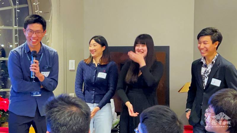 哈佛臺灣同學會新任幹部，共會長姚俊辰 (左一)、黃郁婷(右二)等人