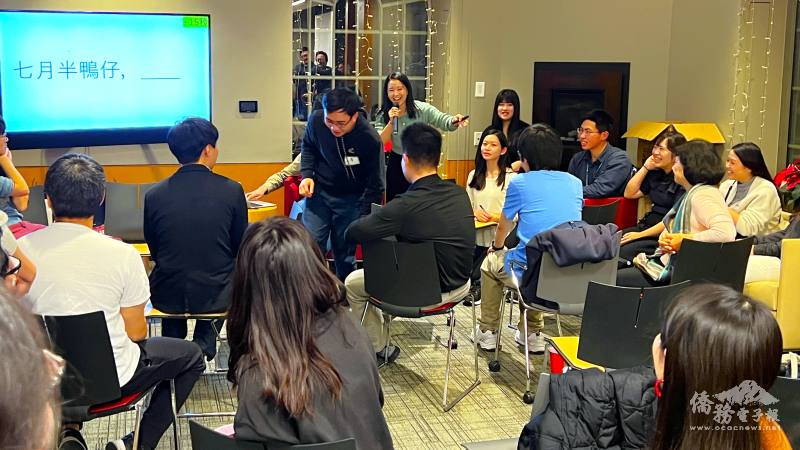 臺語桌由胡金儒主持(手拿麥克風者)