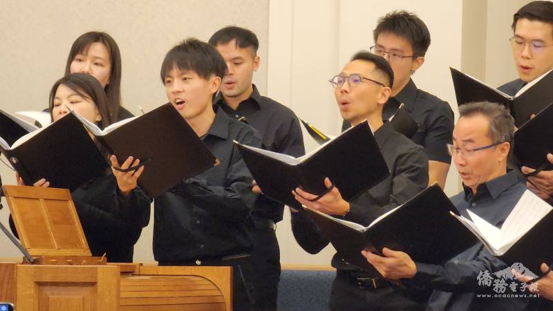 麻省理工同學會副會長陳韋同(左二)，You & Me樂團電子琴手馮子盛(右一)都是劍橋合唱團團員