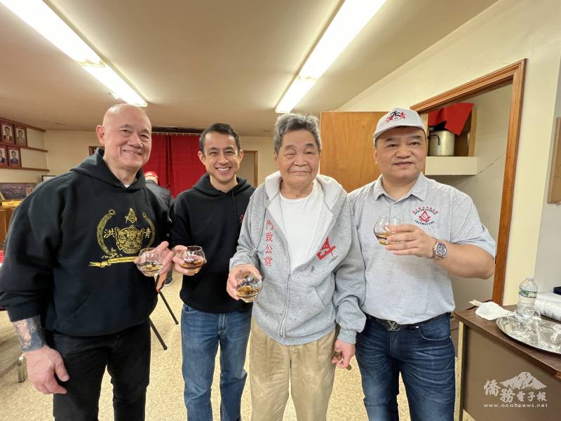 新任核數周柏堅(右起)，洪門資深幹部陳光劍舉杯恭喜黎亦置、胡振勝當選主席