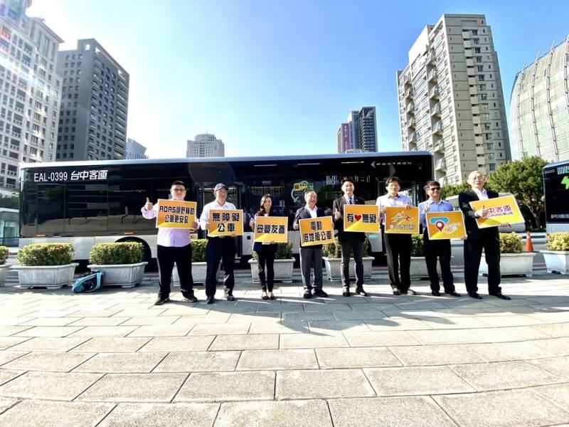 台中市政府交通局13日在府會園道舉辦第1批Model T電動公車發布會，交通局長葉昭甫（右4）表示，預計12月中旬正式上路服務，全面配置於307路，銜接台中車站至梧棲觀光漁港。（台中市政府提供）