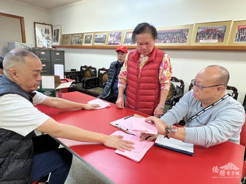 中文書記翁偉健(右起)和總理余麗媖、元老伍伯和、曾任主席的陳偉雄一起開票