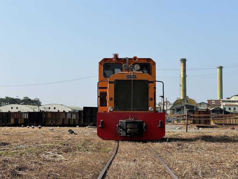台糖公司虎尾糖廠將於15日進入甘蔗採收期，載運甘蔗的五分車從13日開始運行，製糖季預計至民國113年3月底止。