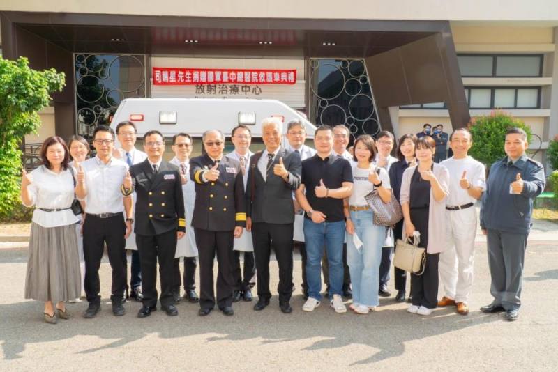 國軍臺中總醫院「救護車捐贈典禮」，由司晴星先生代表家屬捐贈「福斯T6.1高頂救護車」乙輛。（國軍臺中總醫院提供）