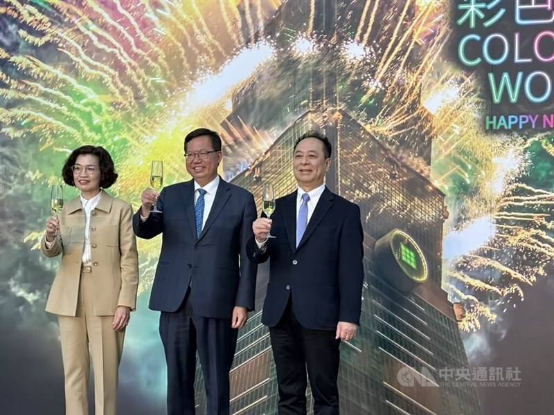 From right to left: Taipei 101 Chairman Chang Hsueh-shun, Vice Premier Cheng Wen-tsan and Taipei 101 General Manager Lillian Chu attend the building's New Year's fireworks presser Tuesday. CNA photo Dec. 12, 2023