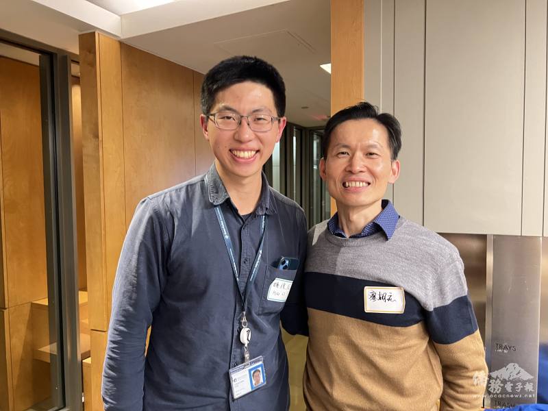 駐波士頓辦事處處長廖朝宏 (右)恭喜姚俊辰當選為哈佛臺灣同學會下屆新會長