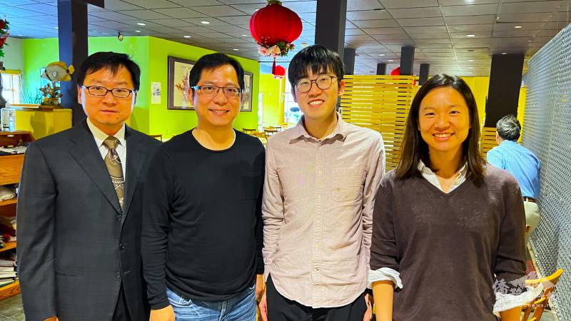 波士頓臺大校友會前後任會長張婷雅(右1)、黃楷智(右2)，歡迎駐波士頓辦事處科技組組長蔡孟勳(左2)以及文教中心主任潘昭榮(右1)