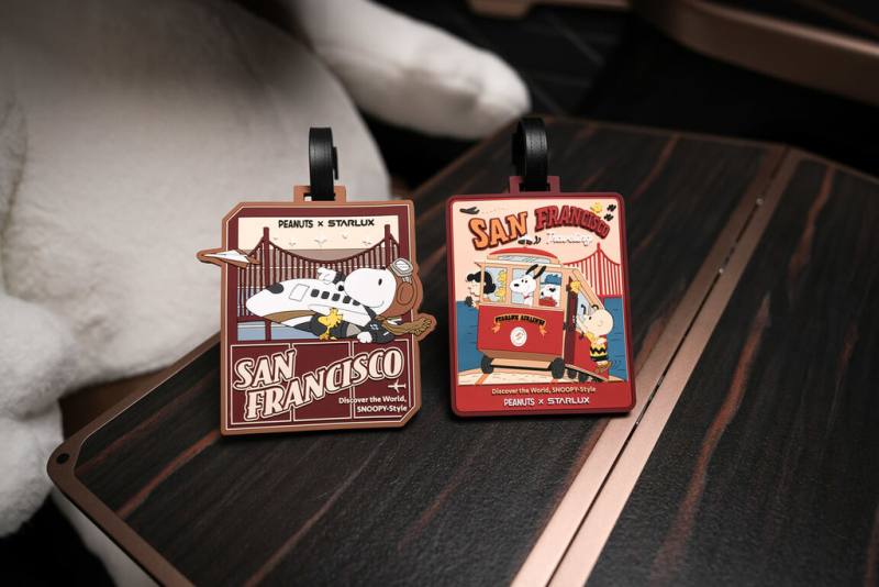 星宇航空為歡慶16日開航舊金山，將陸續於台北出發航班贈送「城市款」或「飛行追夢款」限量史努比主題行李吊牌。（星宇航空提供）