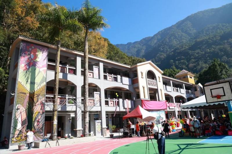 南投縣信義鄉東埔國小校舍老舊，最久逾50年，拆除後重建教室大樓、獨立宿舍，13日落成啟用，邀歷屆校友、社區居民與學校師生共同歡慶。（南投縣政府提供）