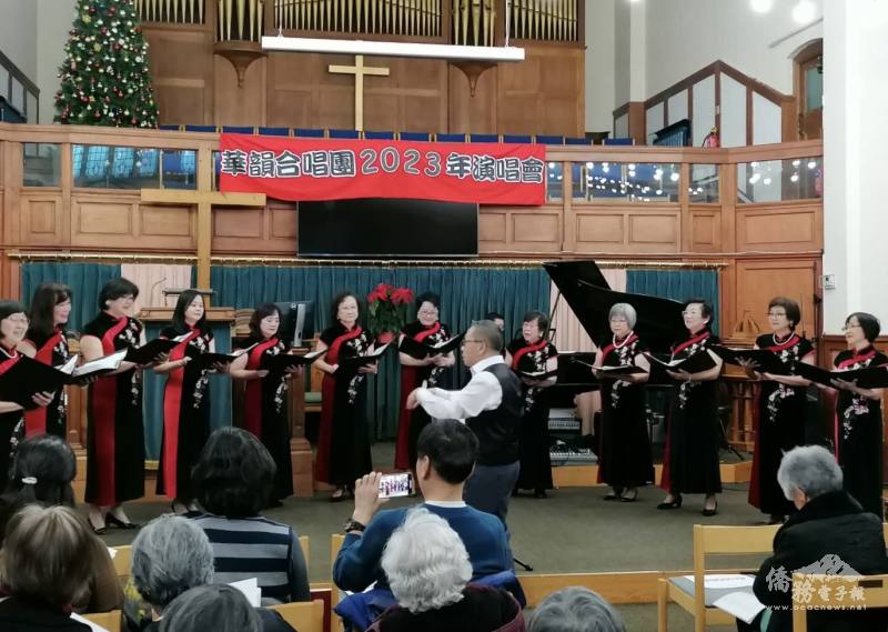 團員們年齡介於60歲至80歲之間，此次演出的十二名團員中，其中五位加入華韻合唱團超過30年 (華韻合唱團提供)