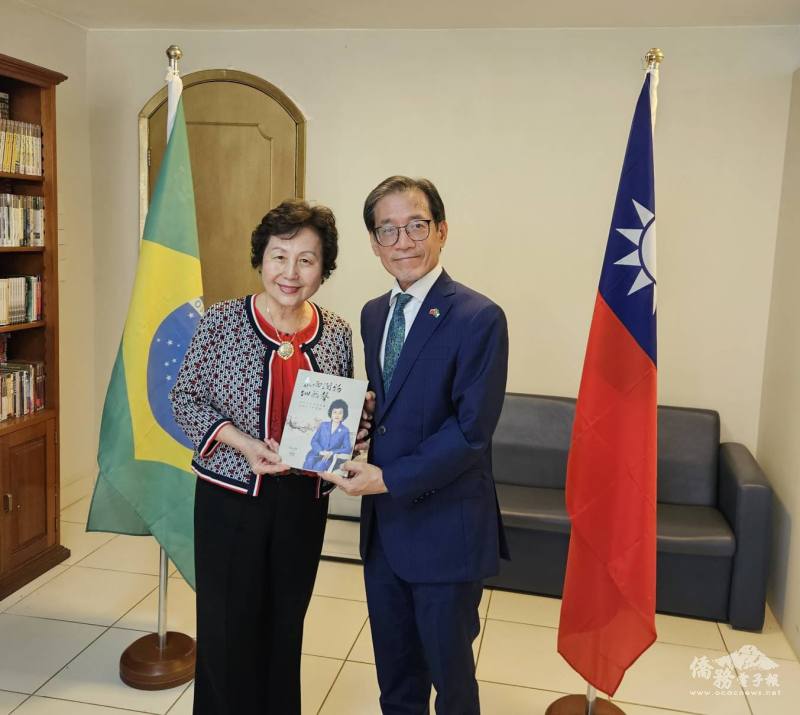 世華副總會長洪呂麗月敬贈榮譽創會長柯杜瑞琴的著作予廖志賢