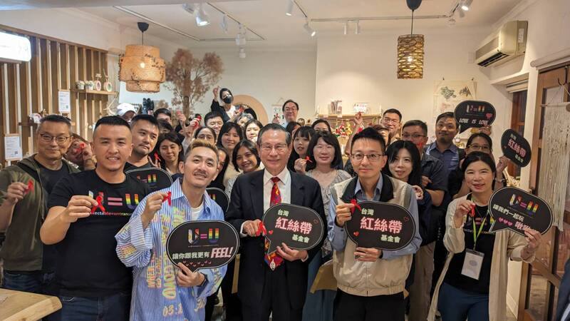 台灣紅絲帶基金會推出全新紅絲帶專屬香氛「冬日暖陽」，象徵愛滋防治工作的不易與眾人努力的溫暖，衛生福利部疾病管制署副署長羅一鈞（前排右2）、紅絲帶基金會董事長涂醒哲（前中）14日出席發表記者會。