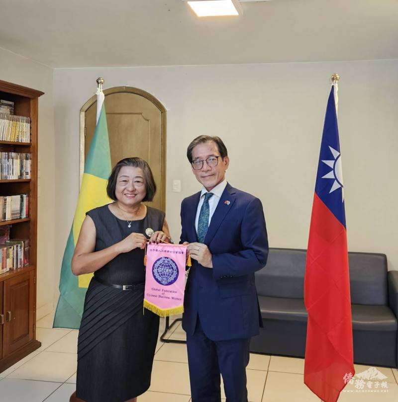 世華巴西利亞分會會長蔡慈惠敬贈世華小會旗予廖志賢