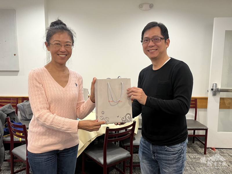 蔡孟勳代表頒贈禮物送給中獎的前臺大校友會會長吳杏玫 (臺大校友會提供)