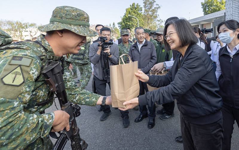 蔡英文總統15日上午前往臺中勗勉「特四營戰術任務訓練」